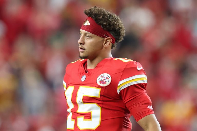 Week 15 Quarterback Start/Sit QB Roster Advice NFL Season 2025 Lineup Who to Play Must Know Names Fantasy Football FF