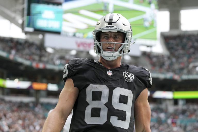 Brock Bowers TE featured in Week 9 Cheat Sheet DFS Start/Sit Prop Bets Fantasy Football CheatChart